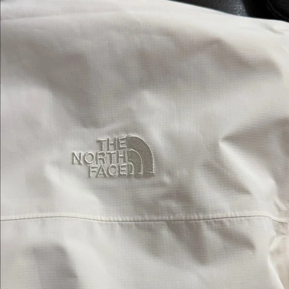 The North Face Women's dryvent Jacket in Cream - Picture 5 of 9